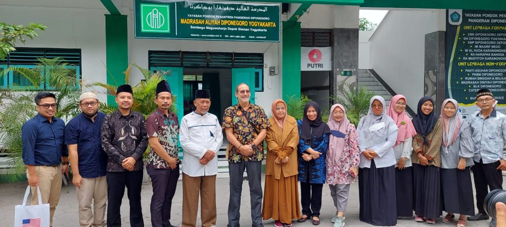 Kunjungan Mr. Rick Rosenberg dari RELO US Embassy Jakarta ke MA Diponegoro Yogyakarta