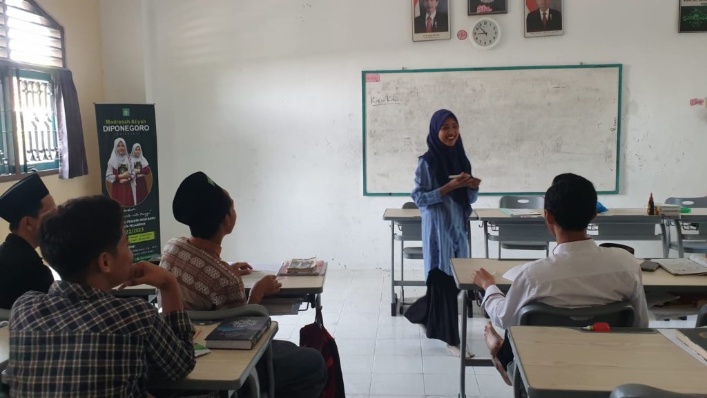 Guru Berprestasi Fitri Yuliana Partisipan the ESETT Program di Bali