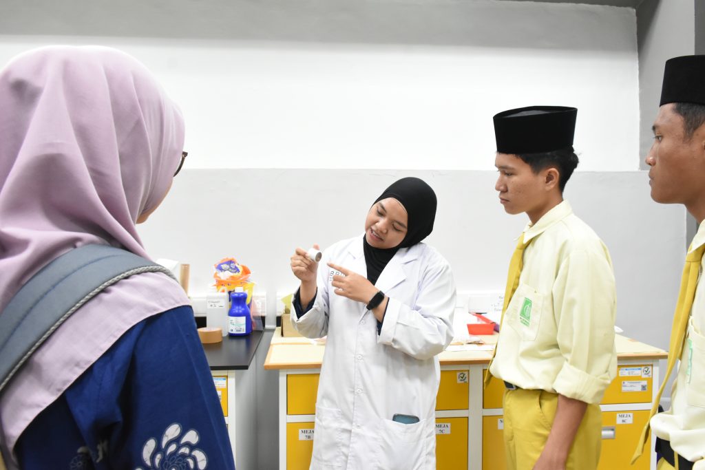 Menumbuhkan Karakter Ilmiah Santri Lewat Edukasi Riset Berbasis Data Menumbuhkan Karakter Ilmiah Santri Lewat Edukasi Riset Berbasis Data