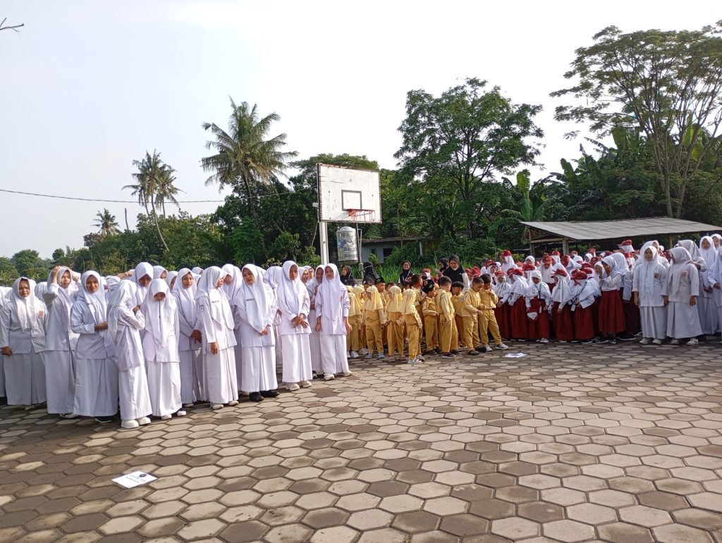 From RA to MA: Mushafahah Massal Ponpes Diponegoro From RA to MA: Mushafahah Massal Ponpes Diponegoro