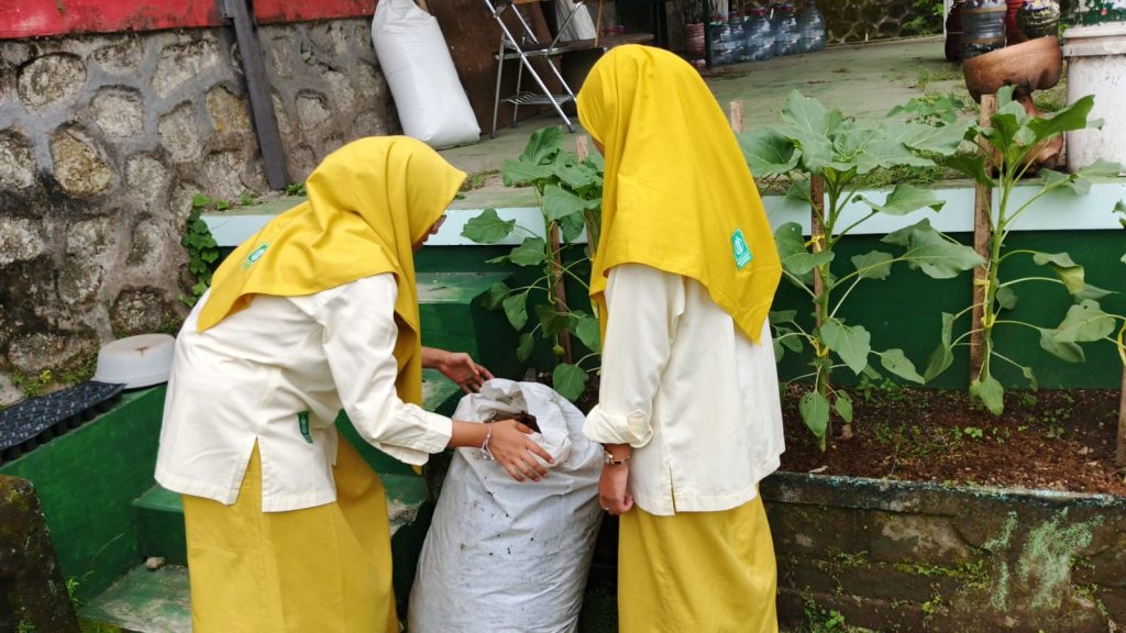 Mengembang Hijau Madrasah: 5R, Kompos, dan Cinta Alam Santri
